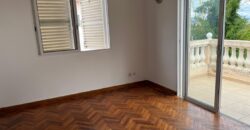 A vendre une belle villa T5 de 200 m2 habitable sur un terrain de 1000m2 située à Andranoro,