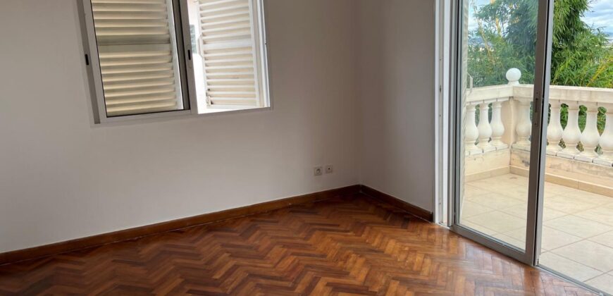 A vendre une belle villa T5 de 200 m2 habitable sur un terrain de 1000m2 située à Andranoro,