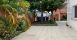 A vendre une belle villa T5 de 200 m2 habitable sur un terrain de 1000m2 située à Andranoro,