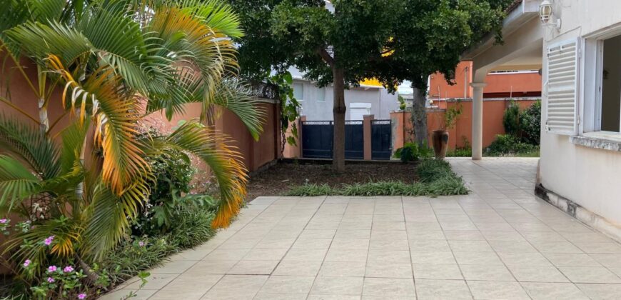 A vendre une belle villa T5 de 200 m2 habitable sur un terrain de 1000m2 située à Andranoro,