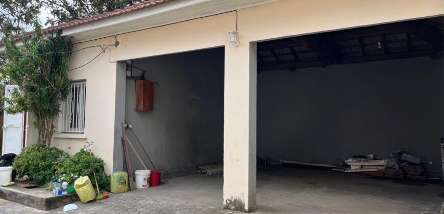 A vendre une belle villa T5 de 200 m2 habitable sur un terrain de 1000m2 située à Andranoro,