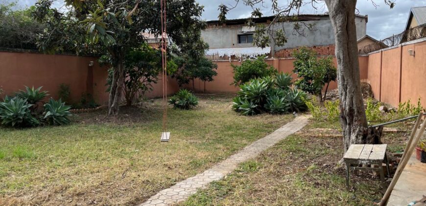 A vendre une belle villa T5 de 200 m2 habitable sur un terrain de 1000m2 située à Andranoro,