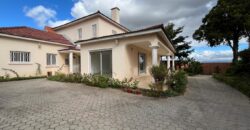 A vendre une belle villa T5 de 200 m2 habitable sur un terrain de 1000m2 située à Andranoro,
