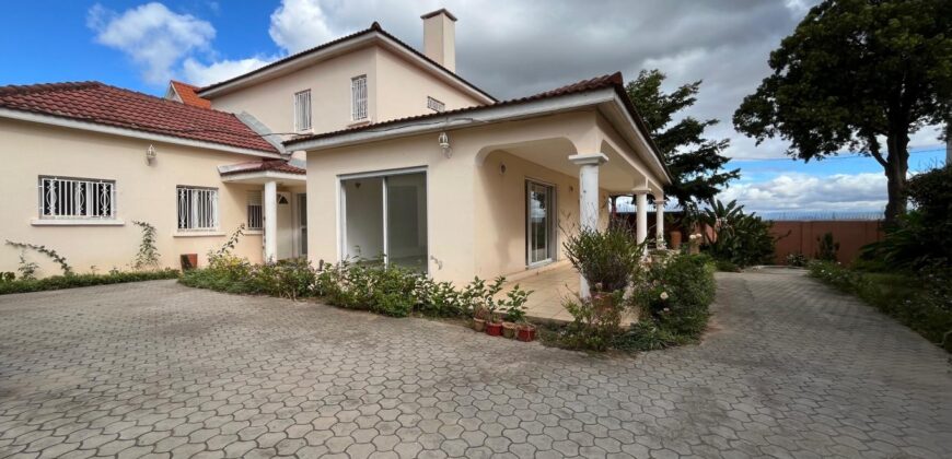 A vendre une belle villa T5 de 200 m2 habitable sur un terrain de 1000m2 située à Andranoro,