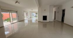 A vendre une belle villa T5 de 200 m2 habitable sur un terrain de 1000m2 située à Andranoro,