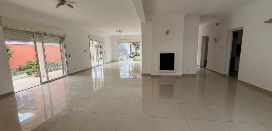 A vendre une belle villa T5 de 200 m2 habitable sur un terrain de 1000m2 située à Andranoro,