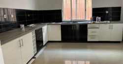 A vendre une belle villa T5 de 200 m2 habitable sur un terrain de 1000m2 située à Andranoro,