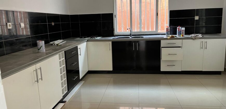 A vendre une belle villa T5 de 200 m2 habitable sur un terrain de 1000m2 située à Andranoro,