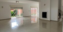 A vendre une belle villa T5 de 200 m2 habitable sur un terrain de 1000m2 située à Andranoro,