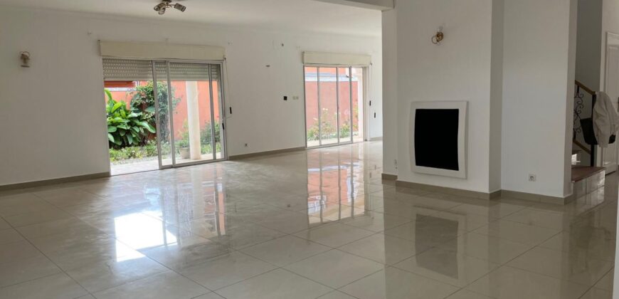A vendre une belle villa T5 de 200 m2 habitable sur un terrain de 1000m2 située à Andranoro,