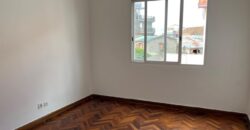 A vendre une belle villa T5 de 200 m2 habitable sur un terrain de 1000m2 située à Andranoro,