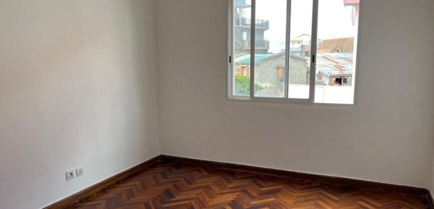 A vendre une belle villa T5 de 200 m2 habitable sur un terrain de 1000m2 située à Andranoro,