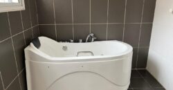 A vendre une belle villa T5 de 200 m2 habitable sur un terrain de 1000m2 située à Andranoro,
