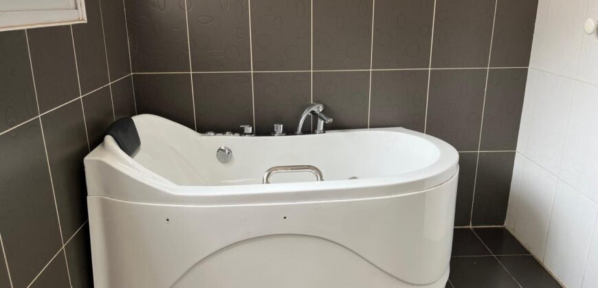 A vendre une belle villa T5 de 200 m2 habitable sur un terrain de 1000m2 située à Andranoro,