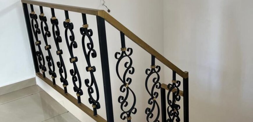 A vendre une belle villa T5 de 200 m2 habitable sur un terrain de 1000m2 située à Andranoro,