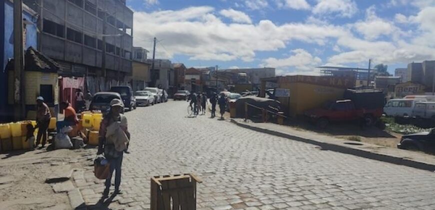 Location d’une villa T4 à usage mixte située dans un quartier très fréquenté à Ankazomanga Antohamadinika