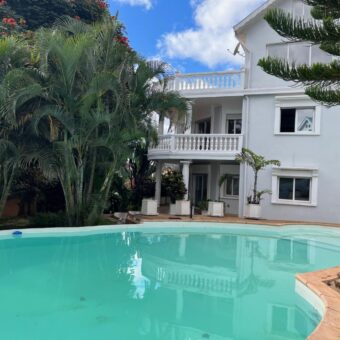A louer une villa T6 avec piscine située dans un quartier calme à Ambohitrarahaba Androhibe