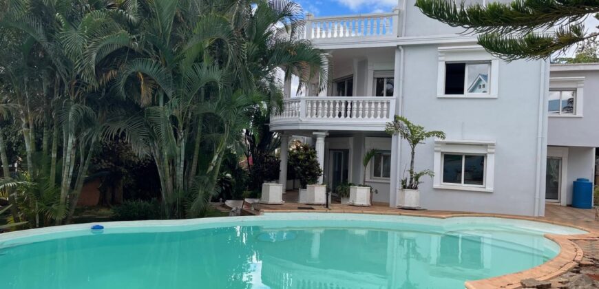 A louer une villa T6 avec piscine située dans un quartier calme à Ambohitrarahaba Androhibe