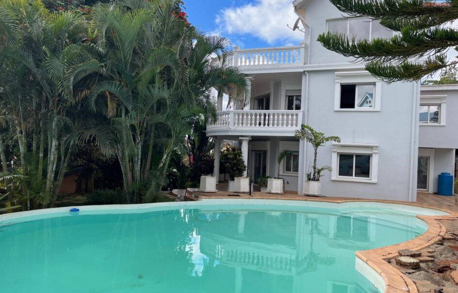 A louer une villa T6 avec piscine située dans un quartier calme à Ambohitrarahaba Androhibe