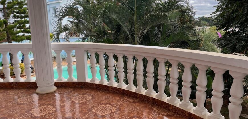 A louer une villa T6 avec piscine située dans un quartier calme à Ambohitrarahaba Androhibe