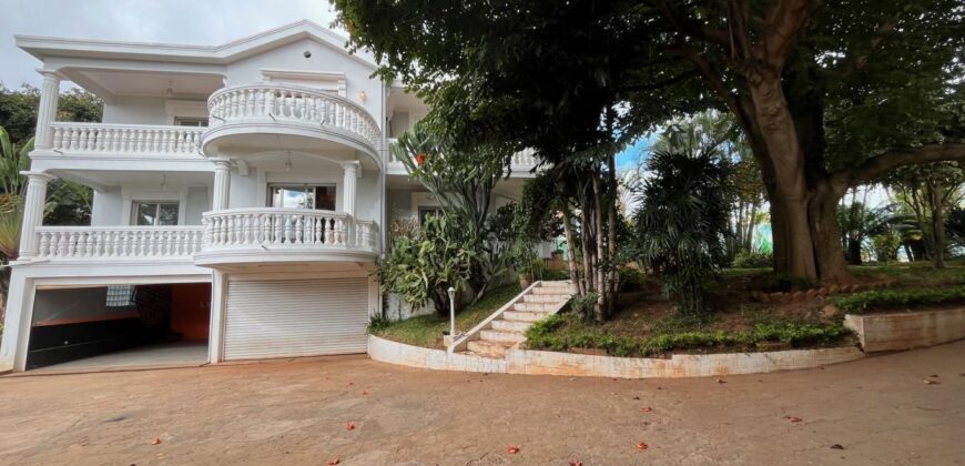 A louer une villa T6 avec piscine située dans un quartier calme à Ambohitrarahaba Androhibe