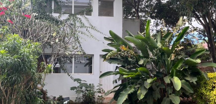 A louer une villa T6 avec piscine située dans un quartier calme à Ambohitrarahaba Androhibe