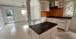 A louer une villa T6 avec piscine située dans un quartier calme à Ambohitrarahaba Androhibe