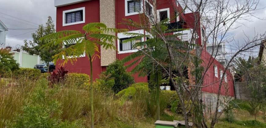 A louer villa T5 sur tous niveaux située dans un quartier calme et résidentiel à Ambohitrarahaba