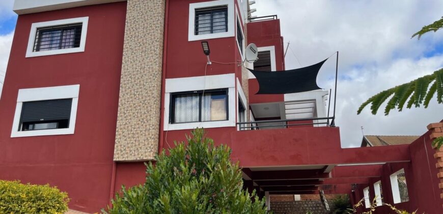 A louer villa T5 sur tous niveaux située dans un quartier calme et résidentiel à Ambohitrarahaba