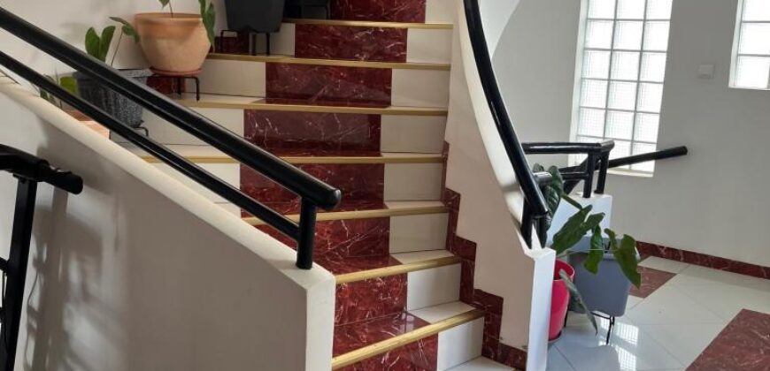 A louer villa T5 sur tous niveaux située dans un quartier calme et résidentiel à Ambohitrarahaba