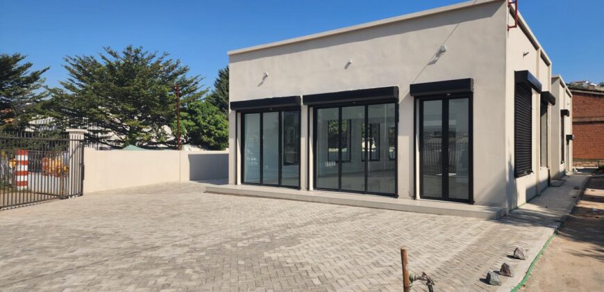 A louer un local neuf de 230 m2 situé en bord de la route principale entre Andranomena et Ambohibao