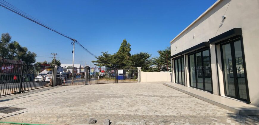 A louer un local neuf de 230 m2 situé en bord de la route principale entre Andranomena et Ambohibao