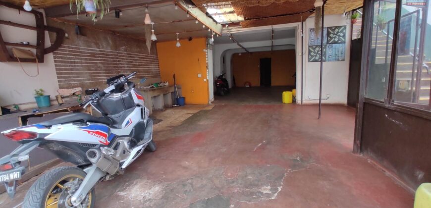 En location un local commercial de 80 m2 situé en bord de route passante en plein centre d’Ivandry