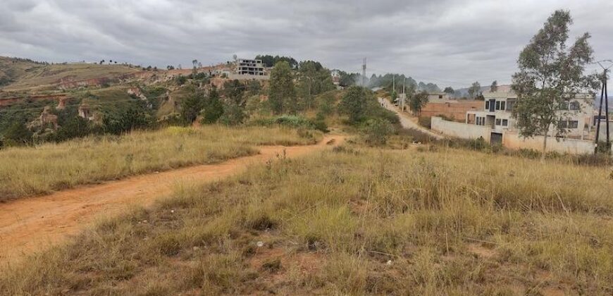 A vendre un beau terrain de 1000 m2 situé dans un quartier résidentiel calme à Miadana Alasora