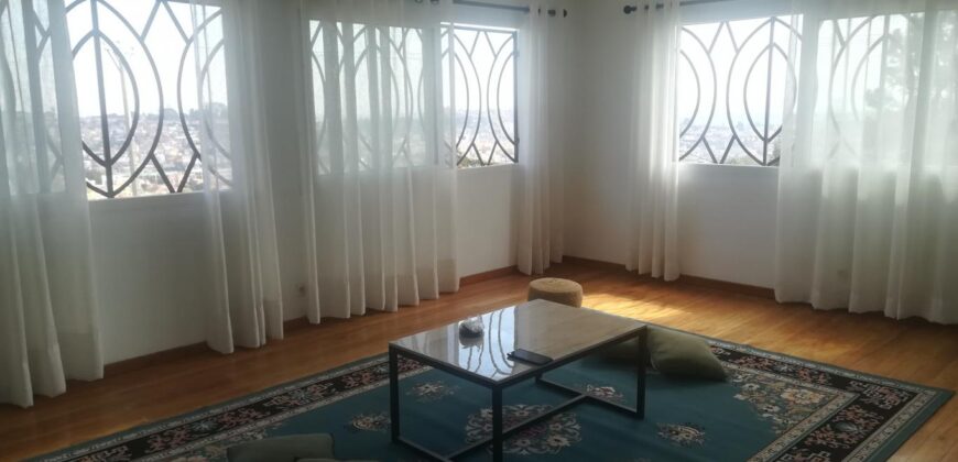 A louer une charmante villa T4 à étage située dans un quartier calme d’Ambatomaro