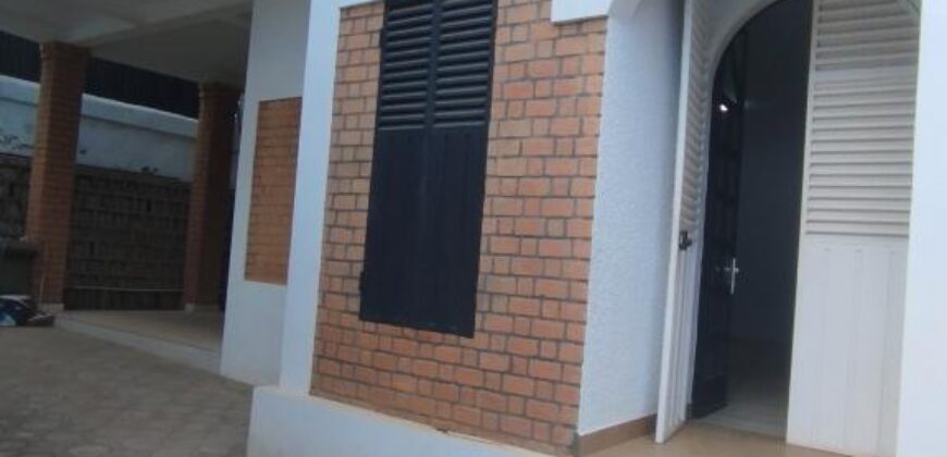A louer une charmante villa T4 de style traditionnel située en plein centre de Behoririka