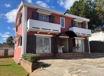 A vendre une villa type F6 située dans un quartier calme à Lazaina Avaradrano