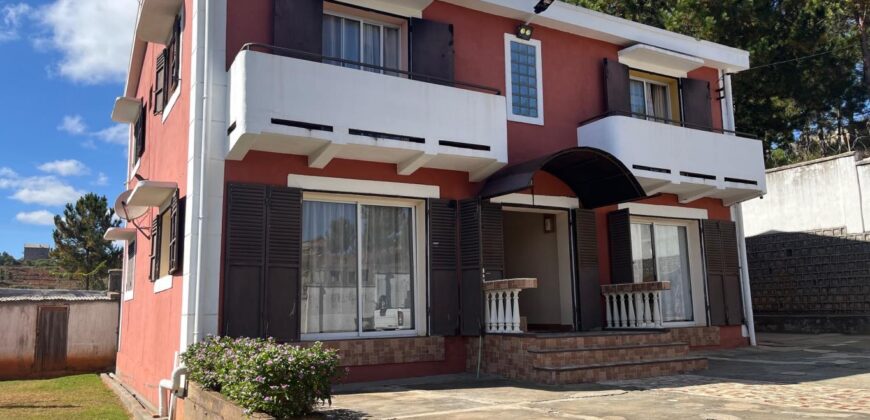 A vendre une villa type F6 située dans un quartier calme à Lazaina Avaradrano