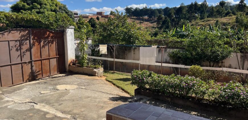 A vendre une villa type F6 située dans un quartier calme à Lazaina Avaradrano