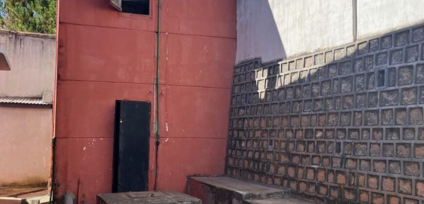 A vendre une villa type F6 située dans un quartier calme à Lazaina Avaradrano