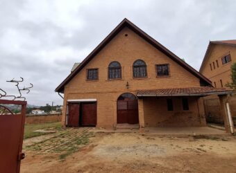 Location d’une charmante villa T4 située dans un quartier calme proche de la route principale à Ambohitrarahaba