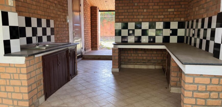 En location une villa basse de type F4 située dans un quartier calme et résidentiel à Ilafy