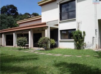 A vendre une villa T7 de standing de 200 m2 sur terrain de 1500 m2 située dans le quartier résidentiel d’Ambatoroka