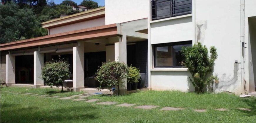 A vendre une villa T7 de standing de 200 m2 sur terrain de 1500 m2 située dans le quartier résidentiel d’Ambatoroka