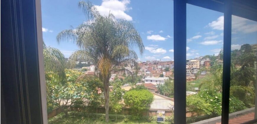 A vendre une villa T7 de standing de 200 m2 sur terrain de 1500 m2 située dans le quartier résidentiel d’Ambatoroka