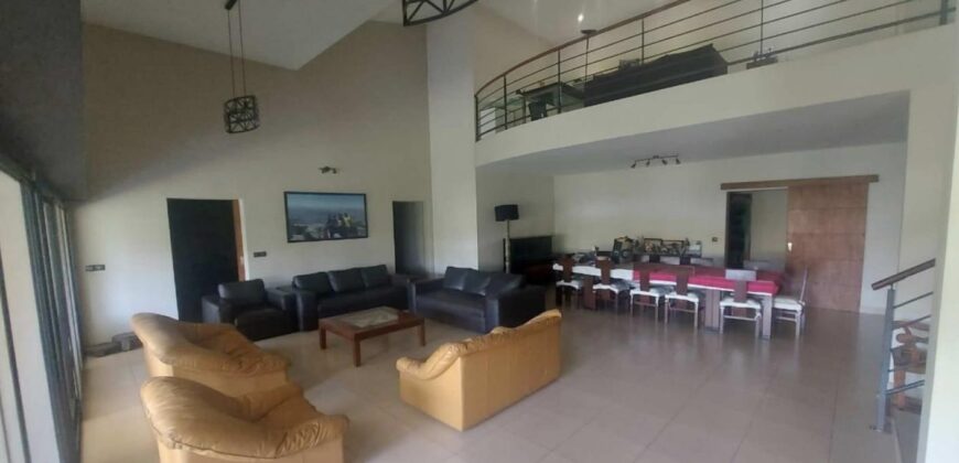 A vendre une villa T7 de standing de 200 m2 sur terrain de 1500 m2 située dans le quartier résidentiel d’Ambatoroka