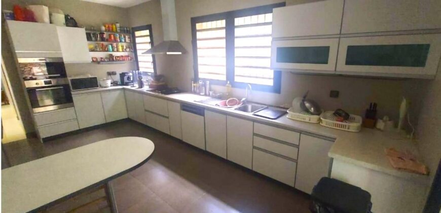 A vendre une villa T7 de standing de 200 m2 sur terrain de 1500 m2 située dans le quartier résidentiel d’Ambatoroka