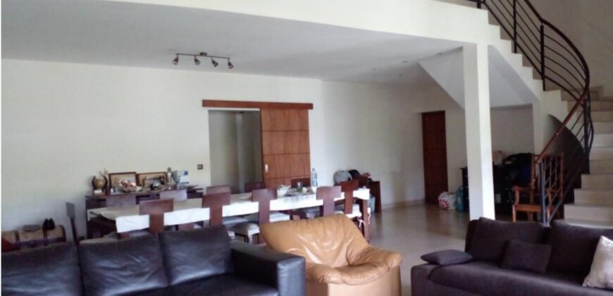 A vendre une villa T7 de standing de 200 m2 sur terrain de 1500 m2 située dans le quartier résidentiel d’Ambatoroka