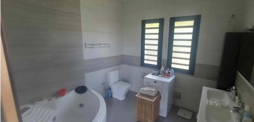 A vendre une villa T7 de standing de 200 m2 sur terrain de 1500 m2 située dans le quartier résidentiel d’Ambatoroka