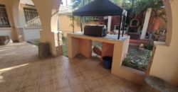 A louer une villa T5 accompagnée d’un F2 semi-meublé située dans un quartier résidentiel calme à Talatamaty